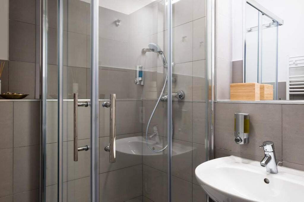 Sc 05 By Rockchair Apartments L Superhost Status L 2 Bedrooms Boxspringbeds Balcony Elevator - Cozy Family & Business Flair Welcomes You! Berlin Kültér fotó